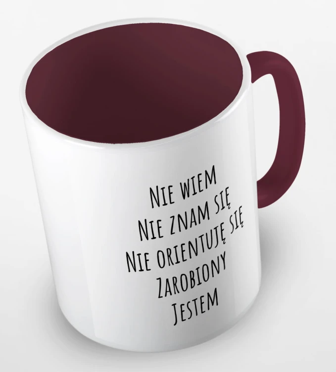 kolorowy kubek z hasłem nie wiem, nie znam się, nie orientuję się, zarobiony jestem - bordowy.jpg