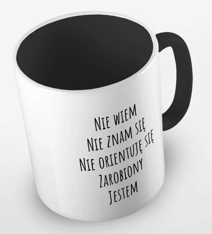 kolorowy kubek z hasłem nie wiem, nie znam się, nie orientuję się, zarobiony jestem - czarny.jpg