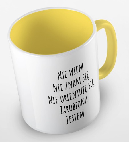 kolorowy kubek z hasłem nie wiem, nie znam się, nie orientuję się, zarobiona jestem - żółty.jpg