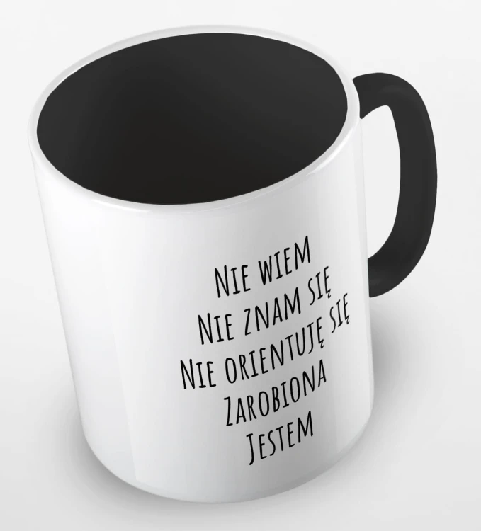 kolorowy kubek z hasłem nie wiem, nie znam się, nie orientuję się, zarobiona jestem - czarny.jpg