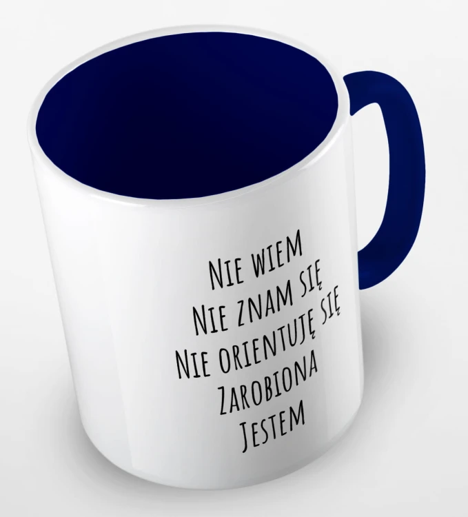 kolorowy kubek z hasłem nie wiem, nie znam się, nie orientuję się, zarobiona jestem - granatowy.jpg