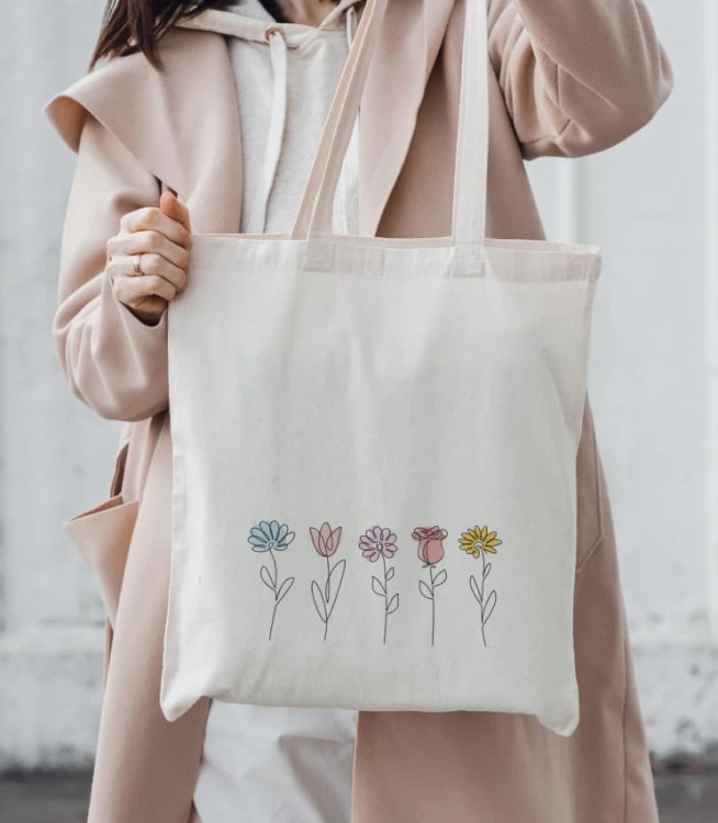 torba bawełniana - Flowers - w wersji z długimi uszami w codziennym użyciu