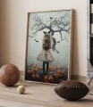 Plakat "Dziewczynka na Halloween" ustawiony pod ścianą
