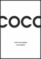 Plakat z sentencją Coco Chanel - Moda to ja. Typograficzna grafika w kolorze czarnym.