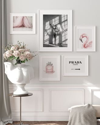 Kobieca galeria ścienna będąca połączeniem różu i czerni. Wszystkie grafiki łączy elegancja i styl.