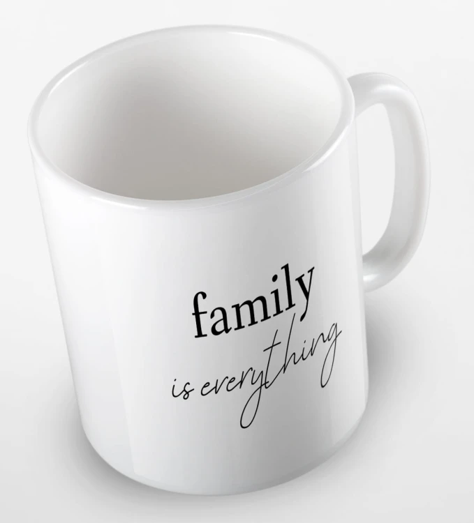 kolorowy kubek z hasłem - family is everything - kolor biały.jpg