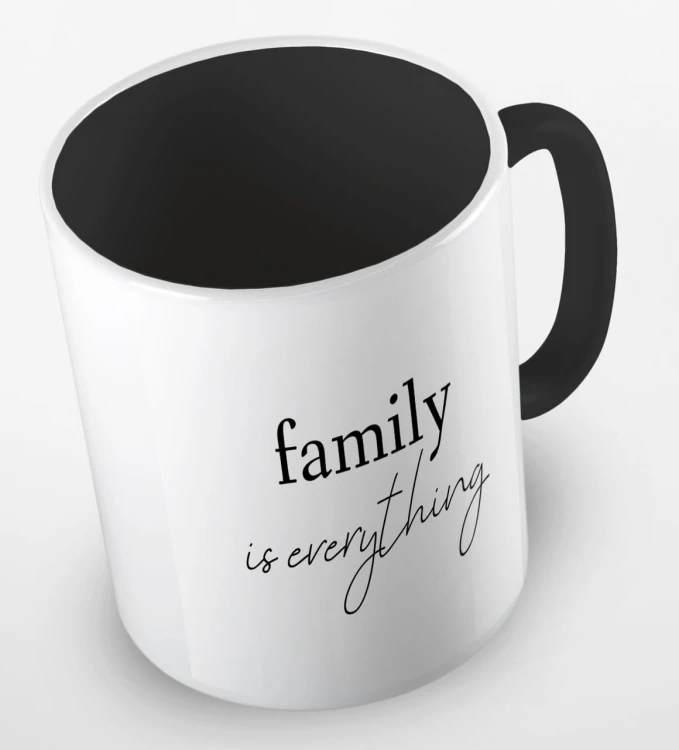 kolorowy kubek z hasłem - family is everything - kolor czarny.jpg