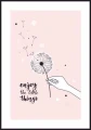 Dziewczęcy plakat "Enjoy the little things" w delikatnych kolorach, z białą ramką dookoła.