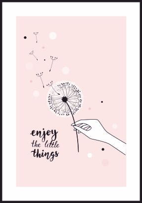 Dziewczęcy plakat "Enjoy the little things" w delikatnych kolorach, z białą ramką dookoła.