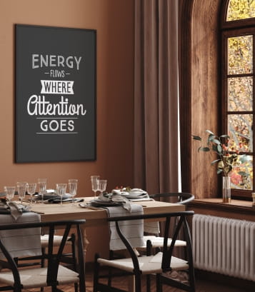 Plakat z hasłem motywacyjnym o dobrym kierowaniu swojej uwagi i energii.