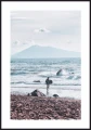 Grafika na ścianę - brzeg oceanu, plaża, surfer, skały i góra, plakat z białym marginesem dookoła