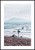 Grafika na ścianę - brzeg oceanu, plaża, surfer, skały i góra, plakat z białym marginesem dookoła
