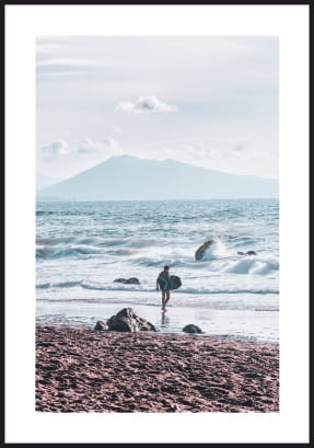 Grafika na ścianę - brzeg oceanu, plaża, surfer, skały i góra, plakat z białym marginesem dookoła