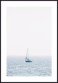 Fotografia samotnej łódeczki na morzu lub oceanie,  plakat z białym marginesem dookoła