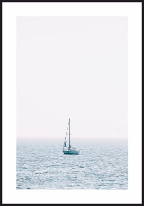 Fotografia samotnej łódeczki na morzu lub oceanie,  plakat z białym marginesem dookoła