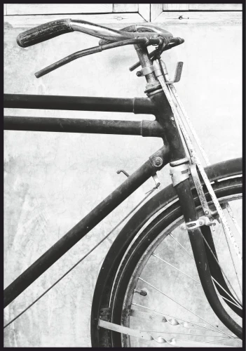 Plakat zabytkowy rower w odcieniach szarości, fotografia roweru w dawnym stylu