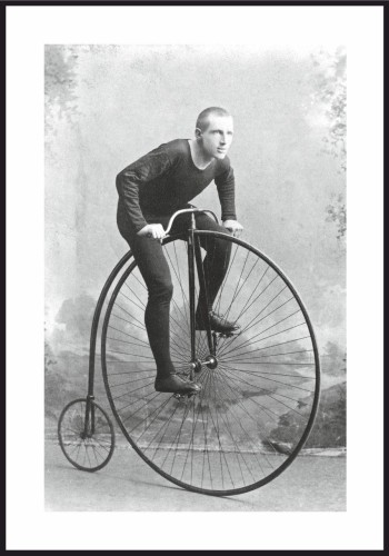 Zdjęcie człowieka siedzącego na bicyklu - plakat z białym marginesem dookoła