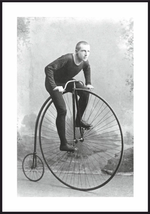 Zdjęcie człowieka siedzącego na bicyklu - plakat z białym marginesem dookoła