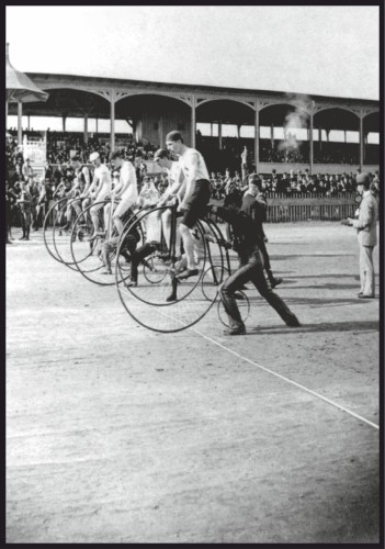 Plakat penny-farthing race z wyścigiem bicykli - czarno-biała fotografia zawodników na starych rowerach