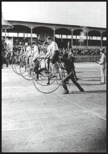 Plakat penny-farthing race z wyścigiem bicykli - czarno-biała fotografia zawodników na starych rowerach