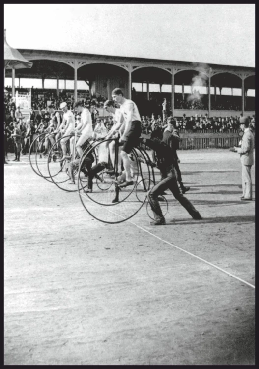 Plakat penny-farthing race z wyścigiem bicykli - czarno-biała fotografia zawodników na starych rowerach