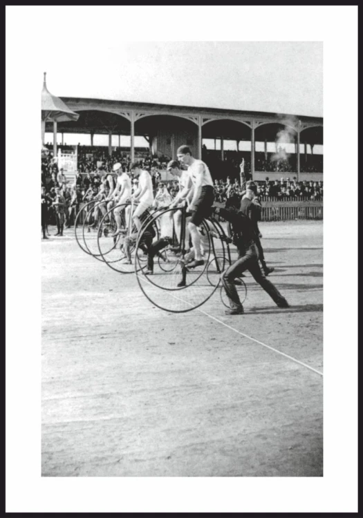 Plakat z bicyklami - penny-farthing race z zawodami na dawnych rowerach, poster z białym marginesem dookoła