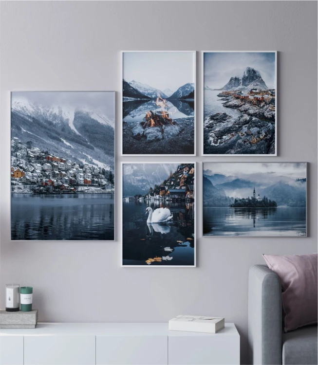 Domowa galeria plakatów, wśród nich plakat wioska rybacka w Norwegii.