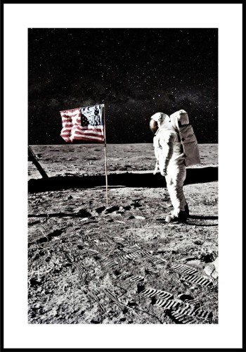 Fotografia astronauty stojącego na powierzchni księżyca przy fladze Stanów Zjednoczonych. Plakat z białym marignesem dookoła.