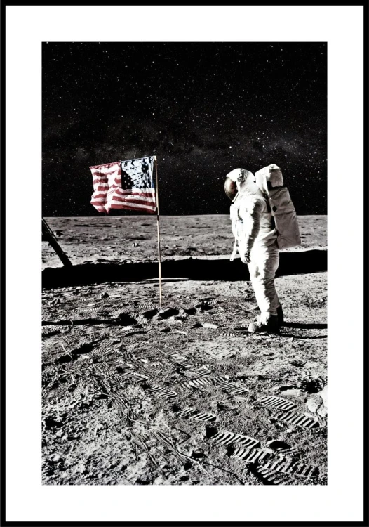 Fotografia astronauty stojącego na powierzchni księżyca przy fladze Stanów Zjednoczonych. Plakat z białym marignesem dookoła.