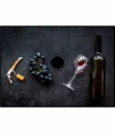 Fotografia wina, winogron, kieliszków na ciemnym tle.