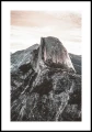 Zdjęcie nietypowej formacji skalnej Half Dome w Kalifornii. Plakat z białym marginesem dookoła.