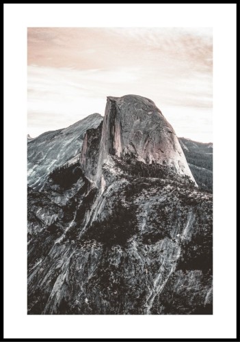 Zdjęcie nietypowej formacji skalnej Half Dome w Kalifornii. Plakat z białym marginesem dookoła.