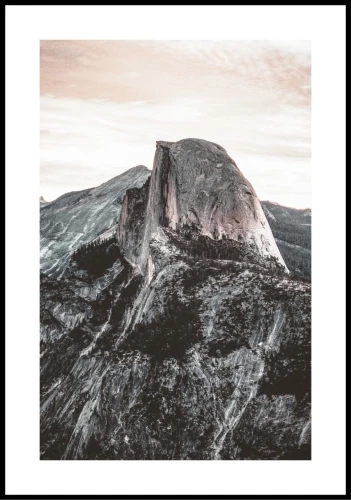 Zdjęcie nietypowej formacji skalnej Half Dome w Kalifornii. Plakat z białym marginesem dookoła.