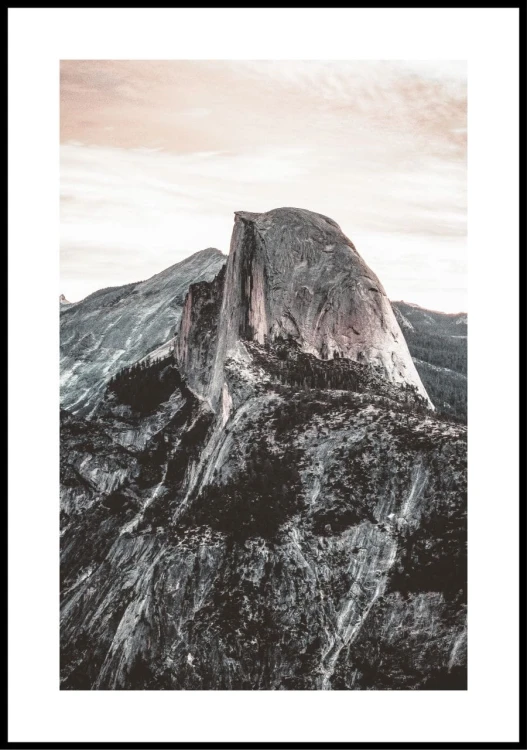 Zdjęcie nietypowej formacji skalnej Half Dome w Kalifornii. Plakat z białym marginesem dookoła.