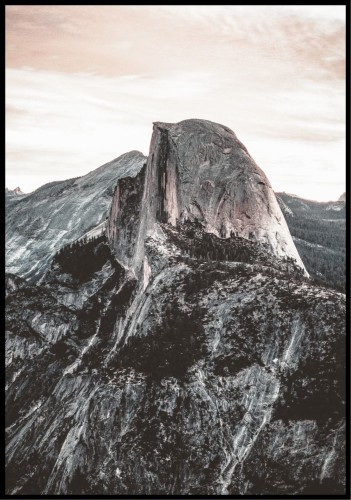 Zdjęcie charakterystycznej góry w Parku Narodowym Yosemite w stanie Kalifornia w Stanach Zjednoczonych.