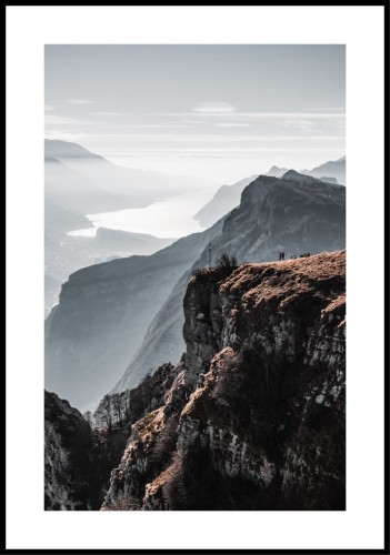 Widok na sycylijskie wzniesienie Monte Casale. Fotografia z białym marginesem dookoła.