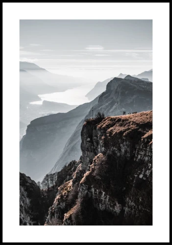 Widok na sycylijskie wzniesienie Monte Casale. Fotografia z białym marginesem dookoła.