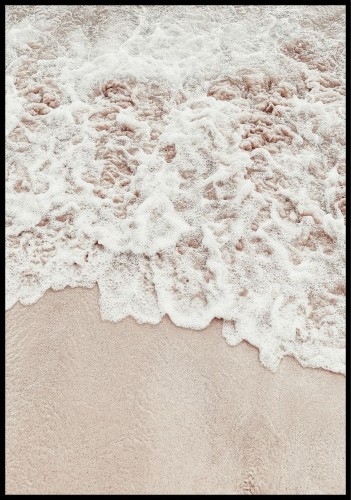 Fotografia wilgotnej piaszczystej plaży z morską pianą.