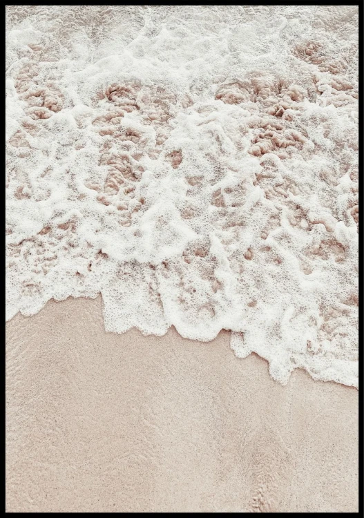 Fotografia wilgotnej piaszczystej plaży z morską pianą.