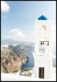 Plakat z białą wieżą na greckiej wyspie Santorini.