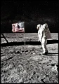 Ilustracja astronauty stojącego na powierzchni księżyca.