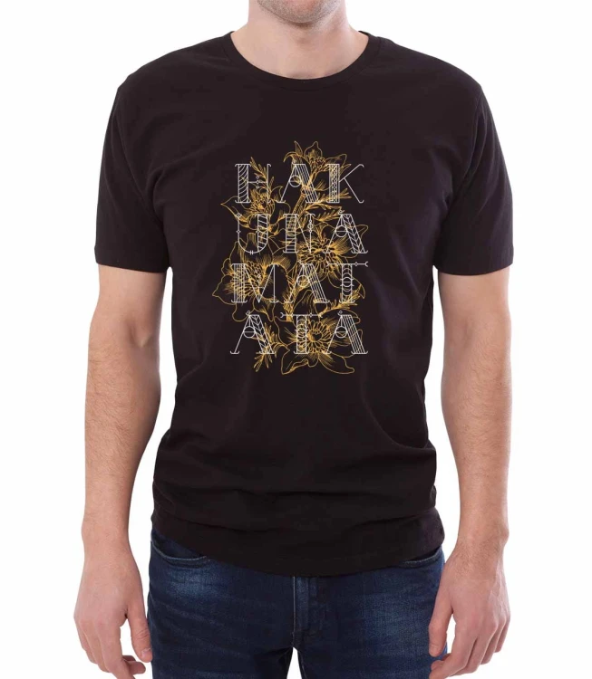 Czarny męski T-shirt z kwiatami i napisem w języku Suahili.