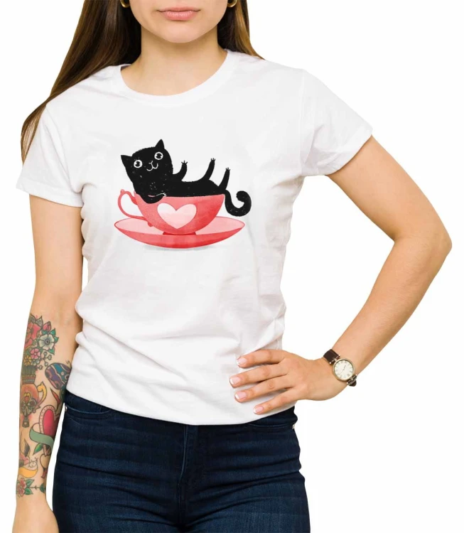 Biały T-shirt dla niej z nadrukiem czarnego kota w czerwonej filiżance z sercem