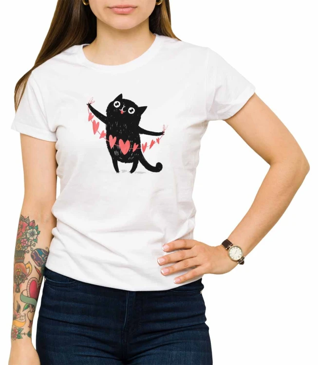 Biała koszulka damska z nadrukiem kot z girlandą _ T-shirt z czarnym kotem trzymającym serduszka na sznurku