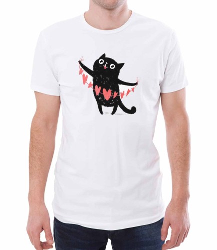 Biały męski T-shirt z zakochanym kotem i serduszkami zawieszonymi na sznurku
