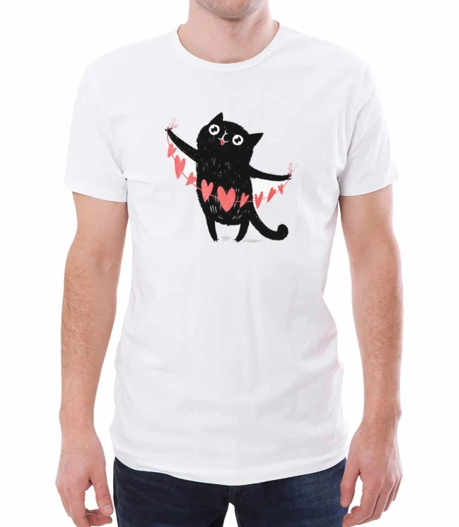 Biały męski T-shirt z zakochanym kotem i serduszkami zawieszonymi na sznurku