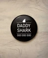 Button daddy shark - śr. 58 mm, czarny