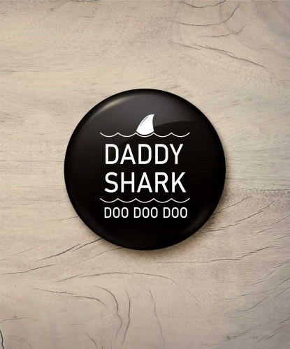 Button daddy shark - śr. 58 mm, czarny
