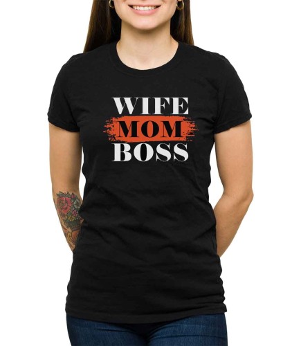Czarna koszulka dla z nadrukiem wife mom boss.