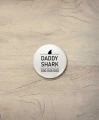 Button daddy shark - śr. 38 mm, biały